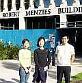 モナシュ大学　日本語応用言語科大学院生　左から，押川さん，倉田さん，櫻井君